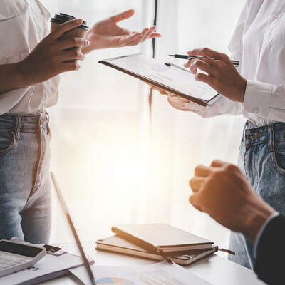 HR Interimmanagement – Besprechung mit Klemmbrett